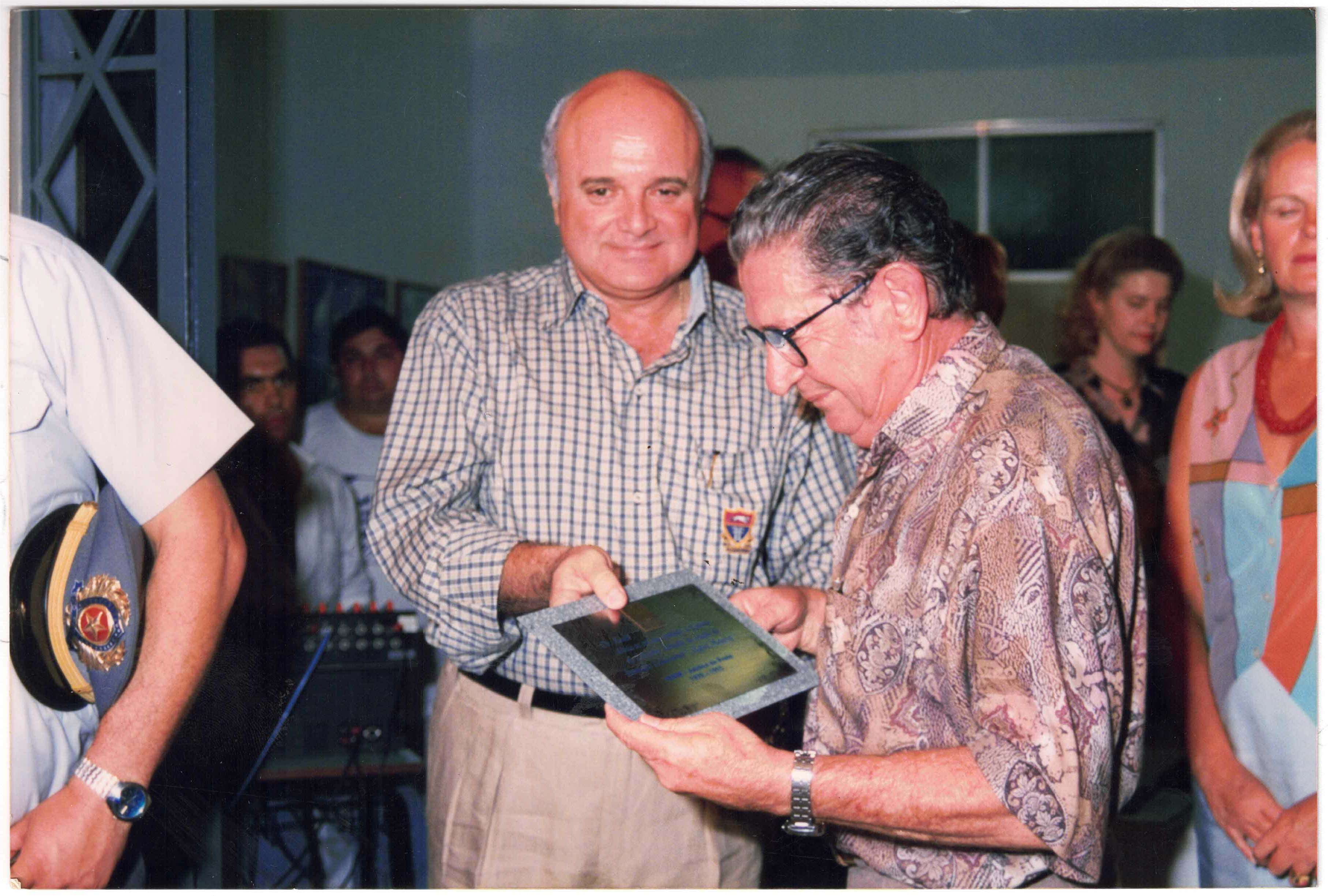 Dr. Roald sendo homenageado pelo então presidente da FEMM Nildo Ferrari