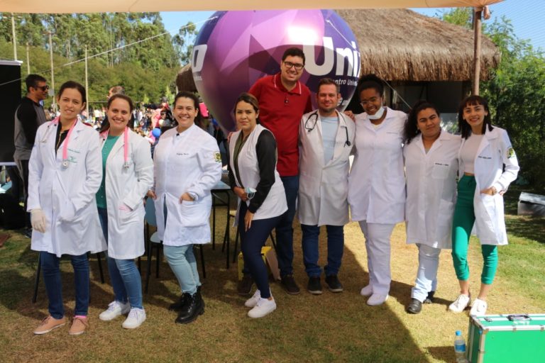 O coordenador de Enfermagem UNIFIO Juliano Coimbra com alunos e professores marcando presença