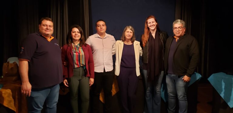 O coordenador do EM Marcelo Khnayfes, acadêmicos de Direito Giane e Matheus, professora Henriqueta Cury, diretora do CSA Narda Jorosky e professor Carlos Paiva