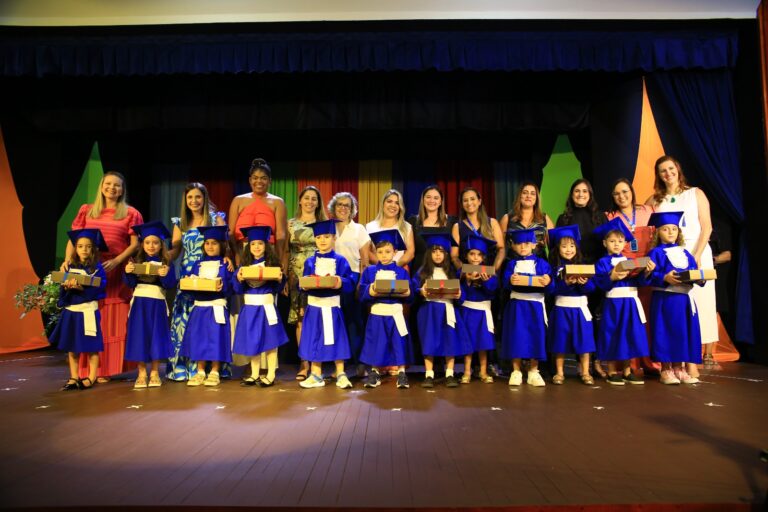 As crianças e suas famílias prepararam lindos presentes para toda a equipe