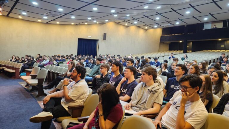 Alunos participando de atividades no Teatro do CSA